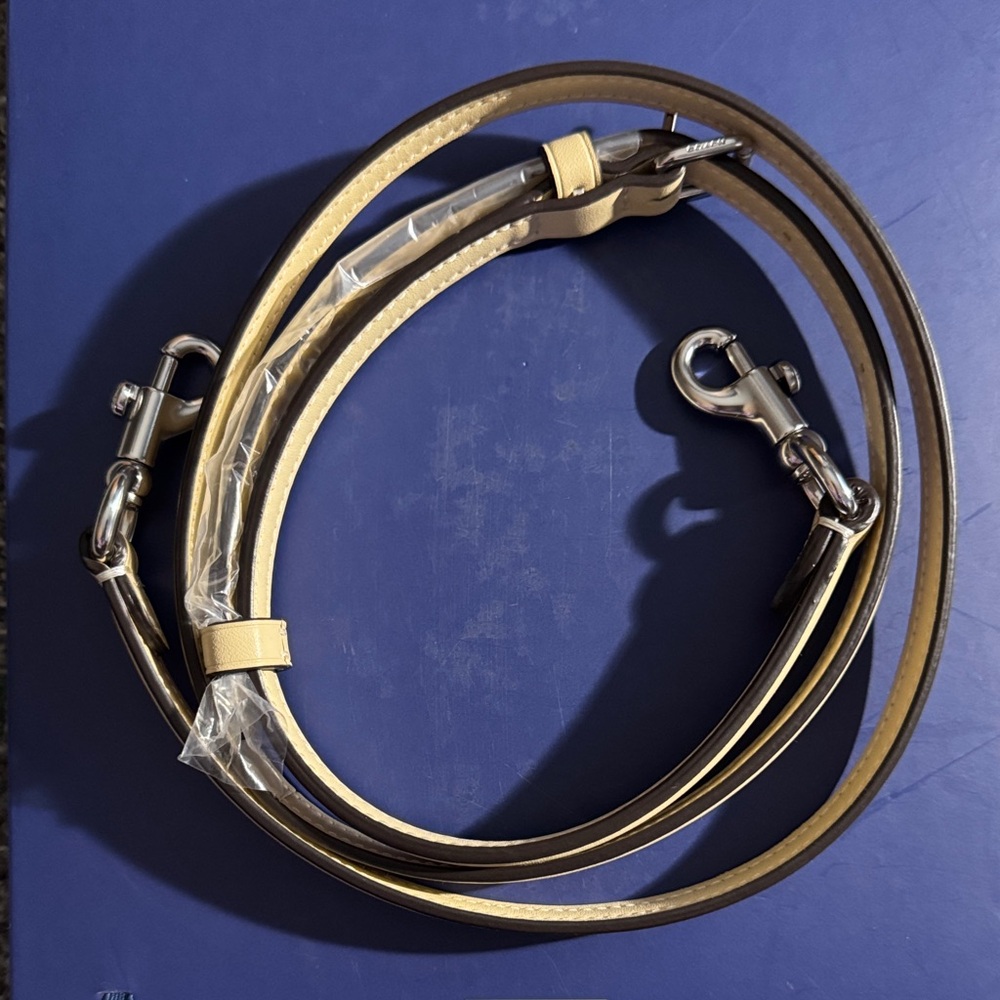 Coach Pale butter 🧈 Yelling Leather Strap brand new!